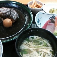 板前心 菊うら - 日替わりランチ♪銀だらの煮付け、お刺身は鰹、はまち、えひ。マカロニサラダ、香物。