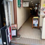 ビストロ アオキ - この奥「2階」です！