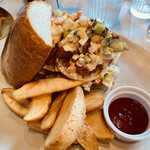 HOOPER'S cafe - ワイルドタワーサンドと巨大フライドポテト