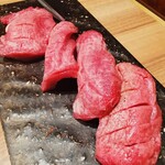 肉と日本酒いぶり - 炙り肉寿司