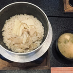 Bumpuku - タケノコ、舞茸釜飯。独活の味噌汁
