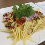 Somboon Seafood - アイブリの揚げ物 青マンゴーのタイ風サラダ