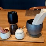 月よみ鶏そば - 卓上の調味料など