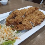 Somboon Seafood - アイブリの揚げ物 青マンゴーのタイ風サラダ