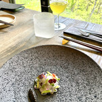 レヴォ - ②水蛸　
      ・薪火の香り、菊芋、紫蘇オイル、吸盤、キャビア、
      　自家製大葉のソース