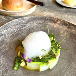 レヴォ - ⑥アスパラガス
      ・生ハムとアスパラの泡、卵黄ソース、熊脂、粉山椒