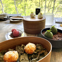 レヴォ - ①prologue
                    　・白エビ、えびせん
                    　・クロケット　甘鯛
                    　・レヴォ鶏のレバーパテ
                    　・グジェール、山羊のチーズ、地酒の酒粕クリーム
                    　・コシアブラのフリット