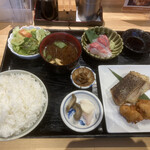海鮮食堂 うを亀 - R5.5 日替りランチ　ご飯大　西京焼きと唐揚げにお刺身付いて1200円