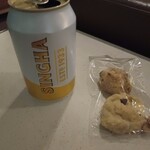 Royal Orchid Lounge - Singha Beerとスコーン
