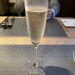 楽の蔵　レストランChez tomo. - スパークリングワイン　なみなみついでくださり　マダムありがとうございました