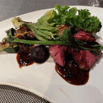 楽の蔵　レストランChez tomo. - お肉に圧倒される　牛肉と鹿肉　フレッシュで　油感ある牛肉とフレッシュで臭みなく淡白な鹿肉　贅沢なマリアージュ　お腹いっぱい気味