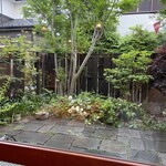 楽の蔵　レストランChez tomo. - 窓際のテーブル席をご用意いただき　そちらから見える中庭　センスのよい佇まい　ほっこりしました