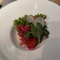 楽の蔵　レストランChez tomo. - マグロに地元のアイスプラントやらお野菜をふんだんに合わせて　スパークリング追加