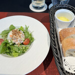 Anchor Ryogoku Riverside - 左：燻製じゃが芋と浅草ベーコンのポテトサラダ、右：バケット＆オリーブオイル