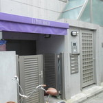 裏口もさりげなく飾っている