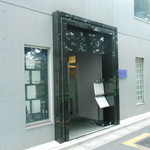 コンクリート打ちっぱなしのスタイリッシュな入口