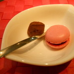 ラ プティマルシュ - サービスでいただいたショコラとマカロン