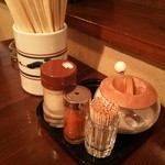 Minato Shokudou - 卓上アイテムは胡椒・一味・コーヒーシュガー・爪楊枝・割り箸
