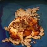 Maison DIA Mizuguchi - ◎概略
      どのコースでもこの料理は提供される。
      味の染み込んだ味玉みたいなポーチドエッグ。
      そこにベーコンのスモーキーなエスプーマソース。
      越冬させたじゃがいもを貯蔵して癖を抜いて甘みだけ凝縮してる。