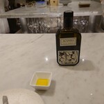 Maison DIA Mizuguchi - ▷オリーブオイル
      ◎概略
      スペインのオリーブオイル。
      一年間の生産量1万本で日本ではこのお店のみの提供
      オリーブを1/3絞った時点で止めてる
      その後絞ったのがエクストラヴァージンオイルになる