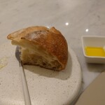 Maison DIA Mizuguchi - ▷パン2
      もちもちパン
      名前通りもちもちな柔らかさ
      
      このオリーブオイル、今まで知ってるオリーブオイル
      よりも良質なのは味わいと香りでよく分かる❕
      オリーブオイルの基準点も上がっちゃいそう（笑）