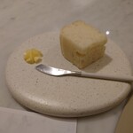 Maison DIA Mizuguchi - ▷自家製パン1
      北海道の『はるゆたか』を使ったパン
      バターも自家製、卵黄バターに蜂蜜と塩が入っていて
      甘じょっぱい味わい
      
      パンは柔らかくて小麦の香り良く美味しい
      バターは説明通りの味わいで美味しい