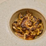 Maison DIA Mizuguchi - 日本のアスパラとは違うほろ苦さが特徴のイタリア産。春の愛知県産のとり貝、鮑のソテー、バーナーでグラタン仕立てはオランデーズソース、今日は大変貴重なフランス産のピタチオの濃厚オイル仕上げとなる