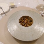 Maison DIA Mizuguchi - ▷前菜4
      イタリア産ホワイトアスパラガス・鮑・ トリ貝のソテー
      北海道十勝産発酵マッシュルームのデュクセルベースト
      ピスタチオ香るゴルゴンゾーラオランデーズソース