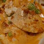 Maison DIA Mizuguchi - 思ってるよりもピリ辛で面白く旨いソース❕
      香ばしさが好みなビスクソース。
      プルンと食感で焼いて香ばしさもあるフカヒレ。
      
      初めて食べる味わいだし旨いねえ❕