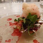 Maison DIA Mizuguchi - 岐阜の天然のクレソン、花のウド、ウルイなど、下には愛知県を代表する加藤農園さんのフルーツトマト極み、佐賀のホワイトアスパラガス、泡のソースはアサリのお出汁を合わせましてサフラン、ビーツのエッセンス