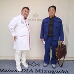 Maison DIA Mizuguchi - 水口シェフさんとドカチン食べロガーのツーショット
      これがホントに作業服で来てる証拠？
      手に持ってるカバンには私服が保険で入ってた？（笑）
