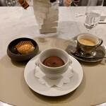 Maison DIA Mizuguchi - ダイア13年の名物! 壺焼きフォンダンショコラ
      自家製蜂蜜アイス添えて
      ◎概要
      壺で焼き上げたフォンダンショコラ。自家製蜂蜜のアイス
      蜂の巣をイメージしたクッキー