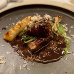 Maison DIA Mizuguchi - ◎概要
      牛肉フィレ肉とフォアグラのロッシーニ仕立て
      木の芽とアーモンド、松の実、ほうれん草を使ったペーストのソース。桑名の筍、スペインのパプリカ、ダインという唐辛子を使ってる