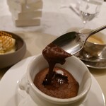 Maison DIA Mizuguchi - スプーンに蜂蜜のアイスを掬ってフォンダンショコラを割りショコラに潜らして頂いてみた
      
      冷たい蜂蜜アイスと温かなショコラ。
      これは美味しい味わいと寒暖の差が面白い
      
      フォンダンショコラは濃厚なショコラ感