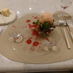 Maison DIA Mizuguchi - ▷前菜2
      カナダ産オマール海老の紹興酒マリネ
      春野菜のサラダ仕立て ビーツヴィネガーソース
      
      中国の紹興酒とフランスのコニャックを使ってオマール海老をマリネしてる。春のサラダ20種類程。