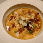 Maison DIA Mizuguchi - ◎概要
      普通は煮るフカヒレをステーキで仕上げてる。オマール海老の甲殻、ずわい蟹の殻の濃厚ビスクソース。クリスピーにアーモンド、にんにく、唐辛子、玉ねぎ、揚げたラー油をイメージしオリーブオイル仕上げ