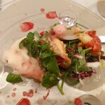 Maison DIA Mizuguchi - 真っ赤なソースはスペインのシェリビネガーとビーツを合わせてる。
      
      メインじゃないのにオマール海老が出てきたぞ〜❕
      プリプリ食感なオマール海老。