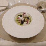 Maison DIA Mizuguchi - ▷前菜1
      三重県桃取産牡蠣、香川県産グリーンアスパラガス
      イタリア産キャビアと北海道奥尻ピノグリジュレ
      
      牡蠣は火を入れてあり讃岐の目覚めという
      アスパラガスが使われてる