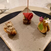 Maison DIA Mizuguchi - パテ・ド・カンパーニュ
                    他店で食べて美味しいと思ったことがないけど
                    このお店のは嫌味がなく旨味が広がるねえ〜❕
                    
                    クラッカーでサンドされたレバーペーストのコクと
                    りんごのジャムの甘さが合ってて美味しい