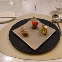Maison DIA Mizuguchi - ▷フィンガーフード
                    自家製ベーコンとトリュフのキッシュ
                    ダイア名物!パテドカンパーニュ 赤大根ピクルス
                    三河 錦爽鶏レバーペースト 紅玉リンゴのコンフィチュール