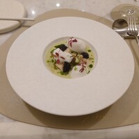 Maison DIA Mizuguchi - ▷前菜1
                      三重県桃取産牡蠣、香川県産グリーンアスパラガス
                      イタリア産キャビアと北海道奥尻ピノグリジュレ
                      
                      牡蠣は火を入れてあり讃岐の目覚めという
                      アスパラガスが使われてる