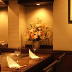 神戸ステーキハウス 和豪 - デートや記念日に最適な落ち着いた雰囲気の店内…鉄板が目の前に広がるオープンカウンターで会話も弾みます。