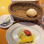 Trattoria Tanta Bocca - バーニャカウダー、生クリーム、パン