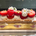 パティスリー ガルガンチュワ - 店舗ショーケース上で全体を撮らせてもらいました