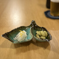 蕎麦おさめ - いつも美味しいお通し。この日は蕪と青大豆。