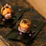 Sea urchin and chicken seaweed roll (2 pieces)