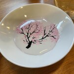 普通の居酒屋 - 盃に酒を注ぐと桜が満開になります