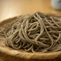 蕎麦おさめ - ホントはこの盛りなのです(^^)
                    野趣と上品さとの絶妙なバランスで、大好きな玄挽きそば。
                    この日は、お塩でいただくのが好きでした。
                    そういうちょっとした好みが日によって違ったりするのも、とても楽しい♪