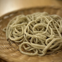 蕎麦おさめ - 途中まで食べて、慌てて写真を撮るの巻…(^^)
                    しっかりした噛み応えと香りで美味しい「粗挽きそば」。
                    辛味の効いたツユがよく合います。