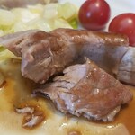 キッチン ブルー グローブ - 残りのスペアリブポシェ、奥に写ってしまったのは骨です